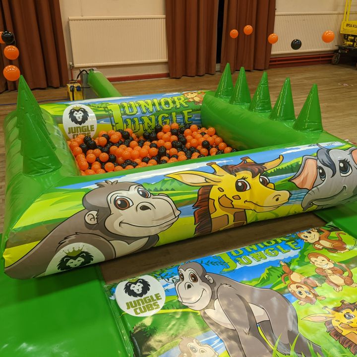 Inflatable juggler ball pool